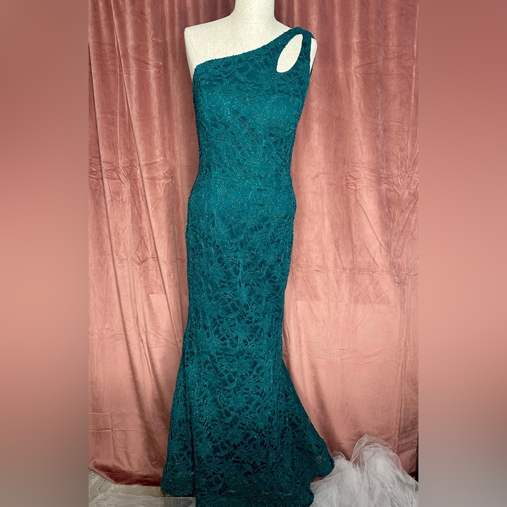 BCX Juniors Size 7 Prom/Formal One-Shoulder Lace Evening Gown